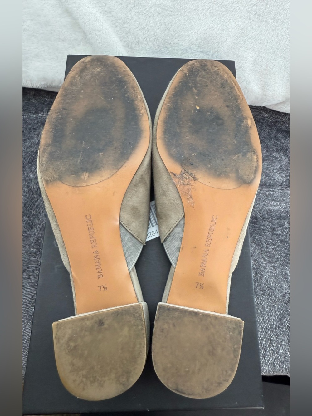 Women’s Banana Republic Tan Suede Mules Size 7.5 Mid Block Heel - Picture 8 of 10